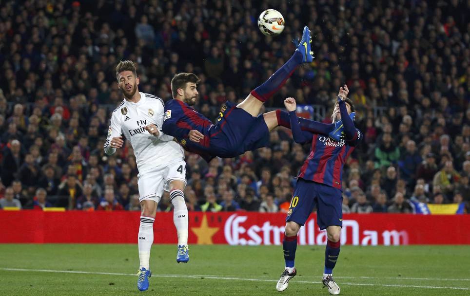 Un gesto spettacolare di Pique ad anticipare Sergio Ramos e persino il compagno di squadra Messi (Reuters)